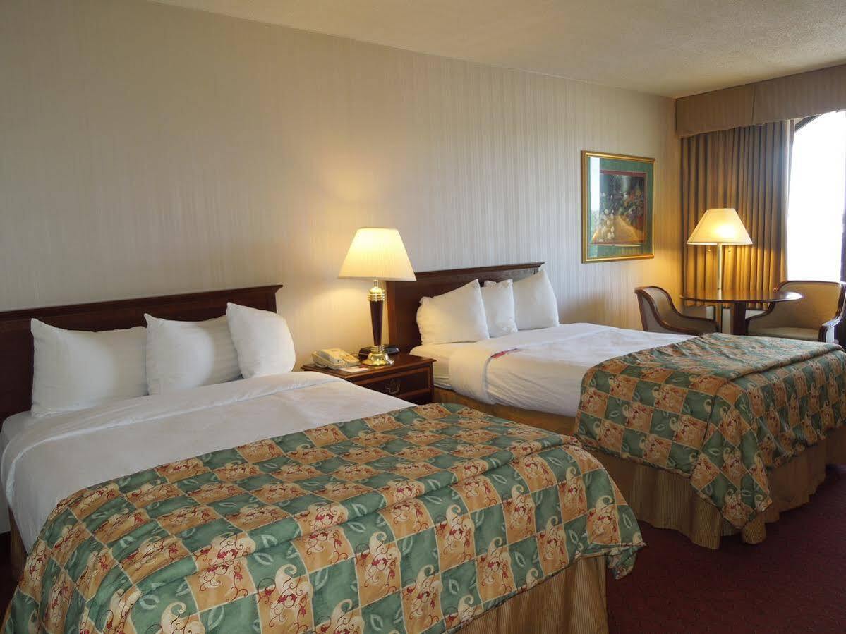 Days Inn & Suites By Wyndham 일리리아 외부 사진