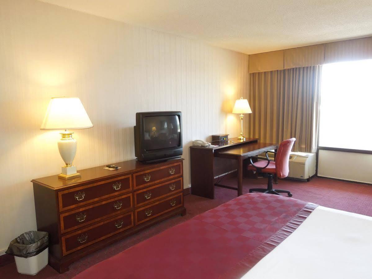 Days Inn & Suites By Wyndham 일리리아 외부 사진